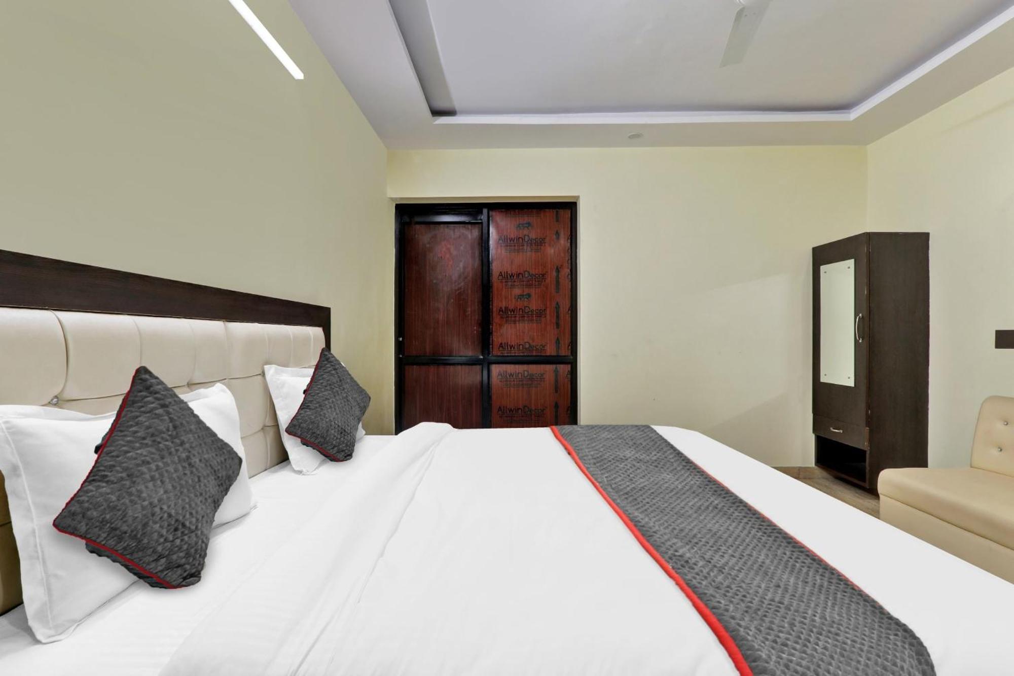 Hotel Collection O Starfield Lakhnaú Exteriér fotografie