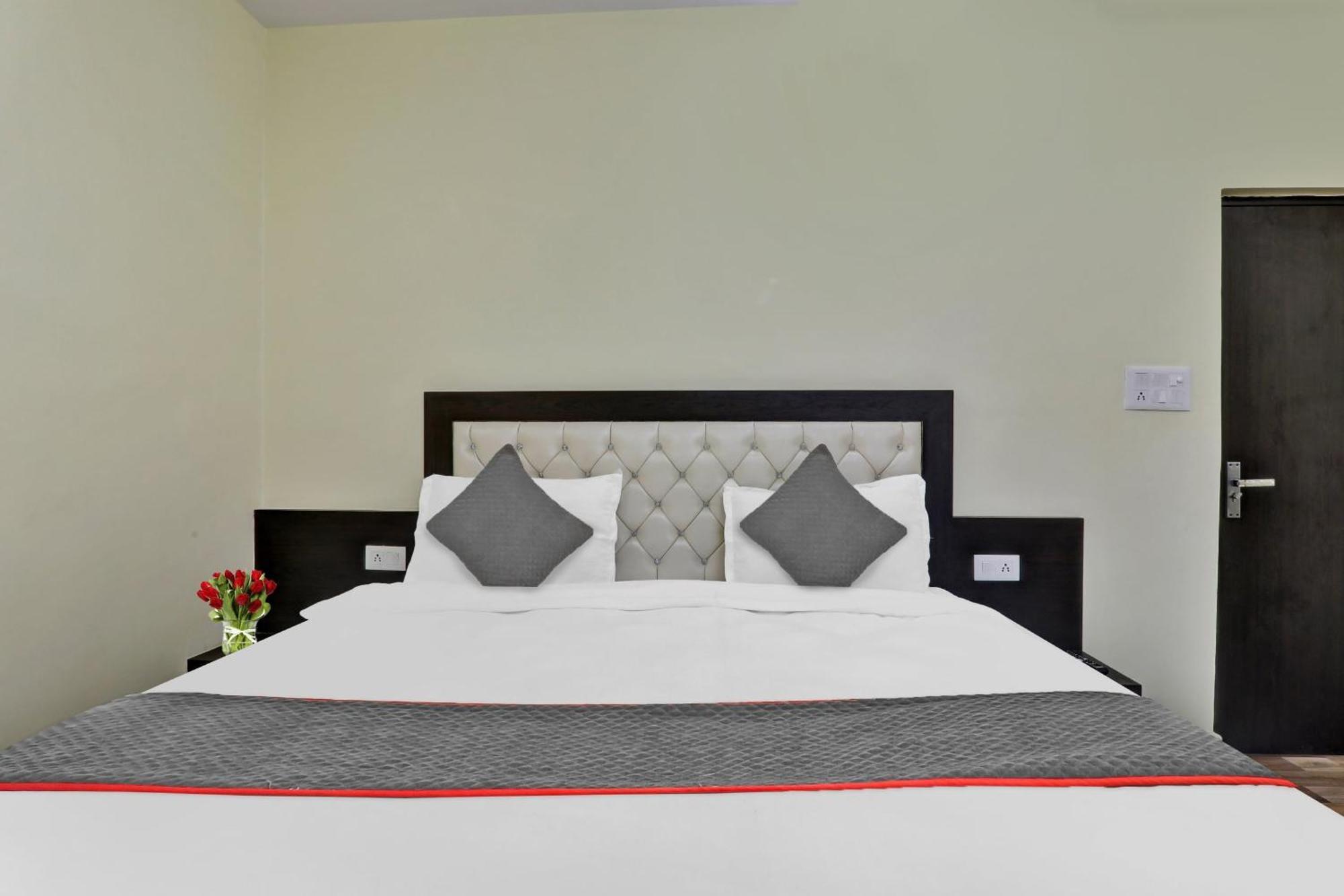 Hotel Collection O Starfield Lakhnaú Exteriér fotografie