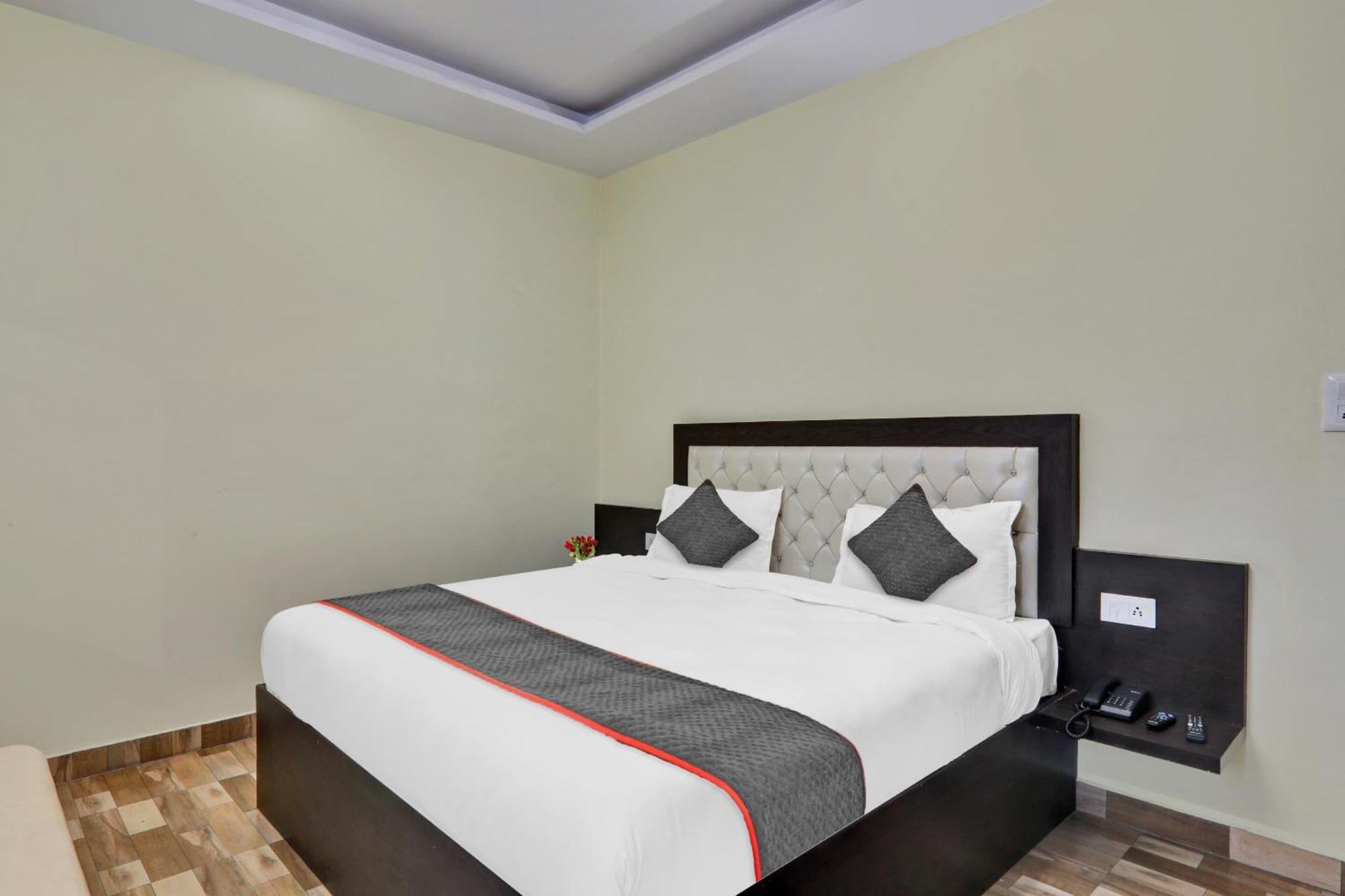 Hotel Collection O Starfield Lakhnaú Exteriér fotografie