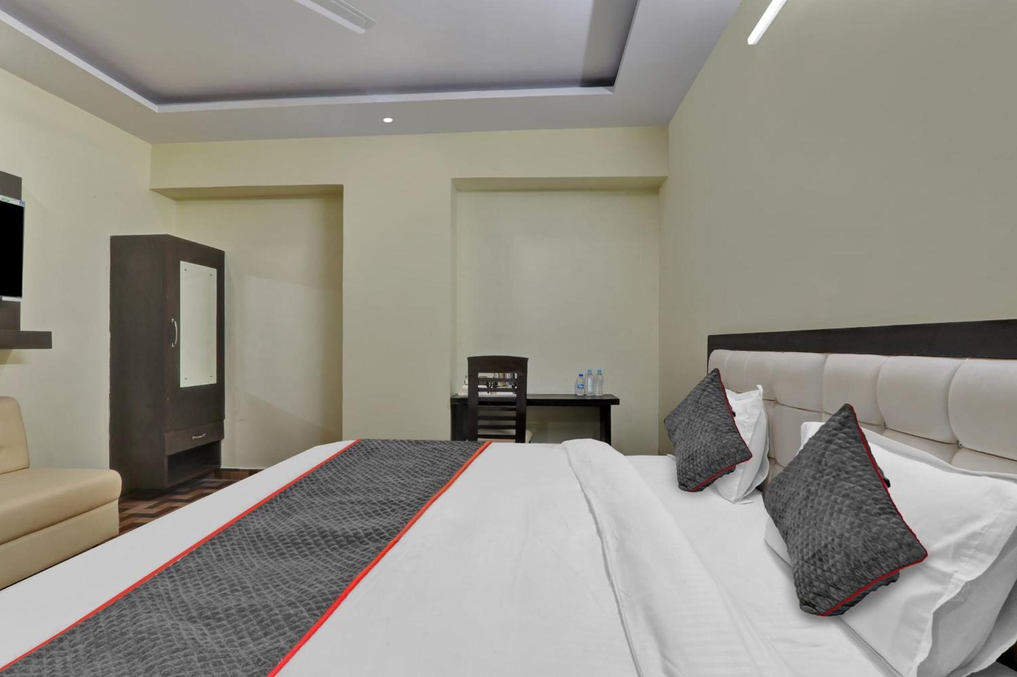 Hotel Collection O Starfield Lakhnaú Exteriér fotografie